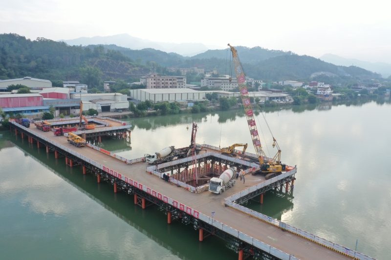 圖為 承臺(tái)澆筑現(xiàn)場(chǎng)  王子豪攝.jpg